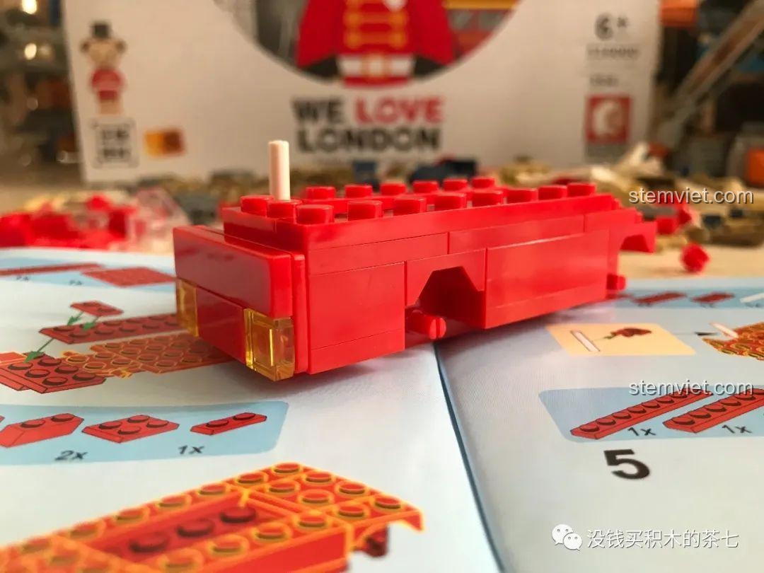 Bắt đầu xây dựng tầng hai của xe buýt trong bộ Wekki 516000 Gấu Teddy Yêu London.