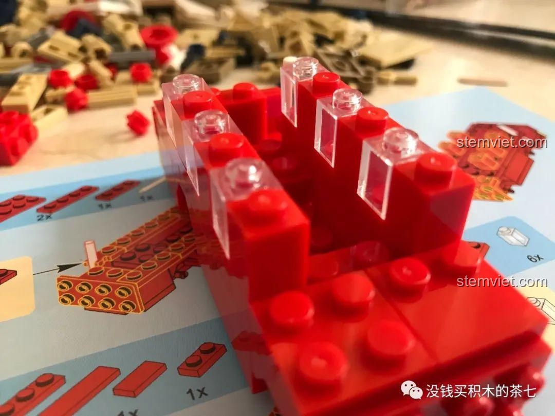 Xe buýt của bộ Wekki 516000 Gấu Teddy Yêu London đã lắp bánh xe, nhìn từ bên hông.