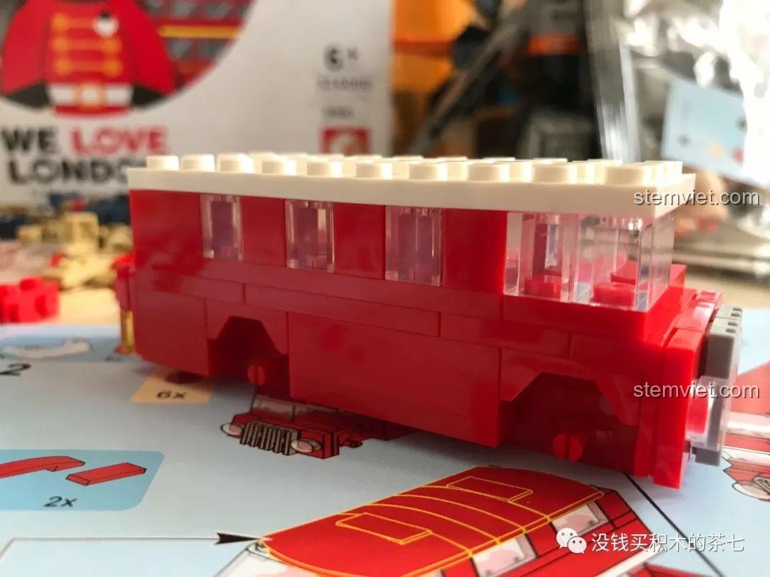 Xe buýt của bộ Wekki 516000 Gấu Teddy Yêu London đã lắp bánh xe, nhìn từ trên xuống.