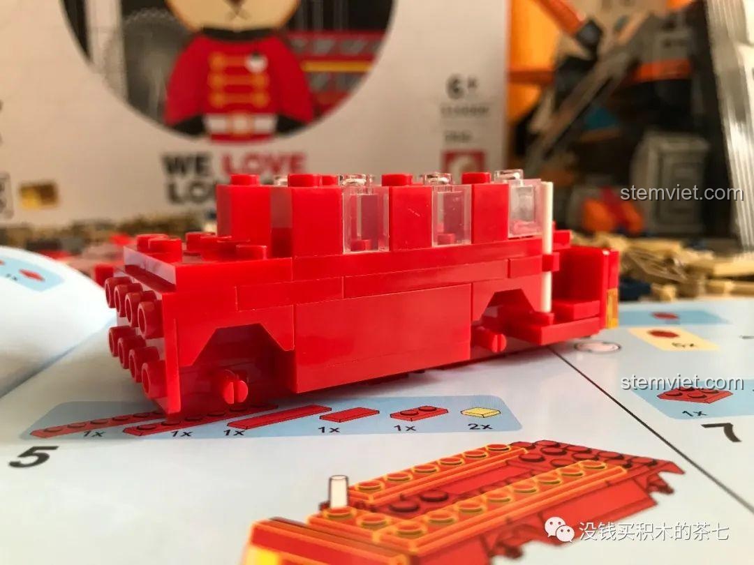 Các bánh xe của xe buýt trong bộ Wekki 516000 Gấu Teddy Yêu London.