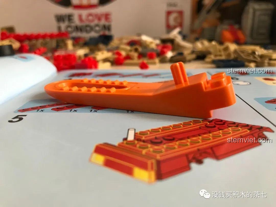 Cửa sổ xe buýt đã lắp ráp trong bộ Wekki 516000 Gấu Teddy Yêu London.