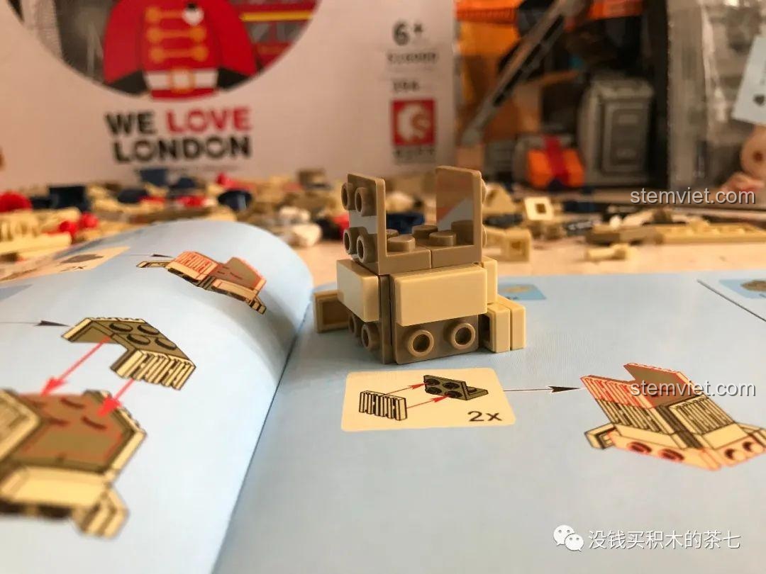 Các cabin của vòng quay London Eye được tạo hình từ mũ trong bộ Wekki 516000.