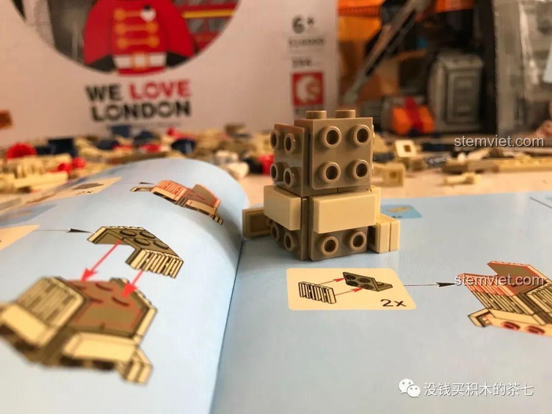 Các cabin màu đỏ và xanh dương của vòng quay London Eye trong bộ Wekki 516000.