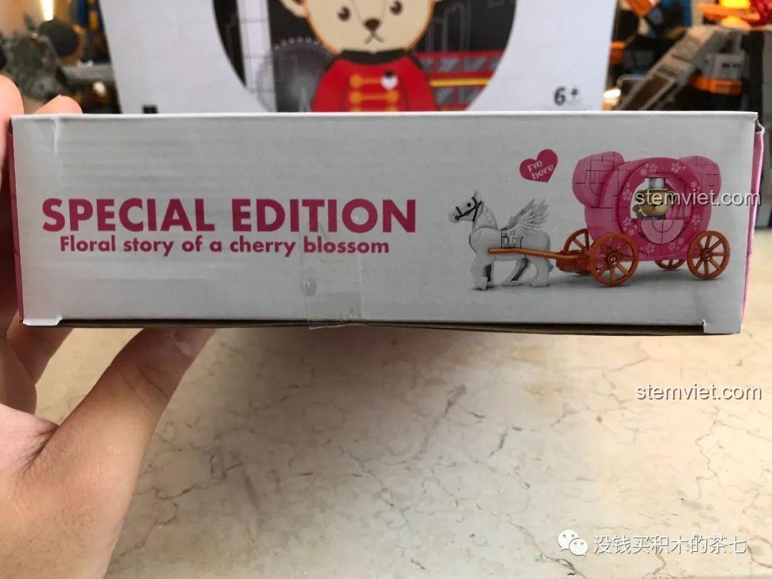 Mặt bên hộp bộ lắp ráp Wekki 516001 Gấu Teddy Đi Xe Ngựa, mô tả xe ngựa và ngựa trắng.