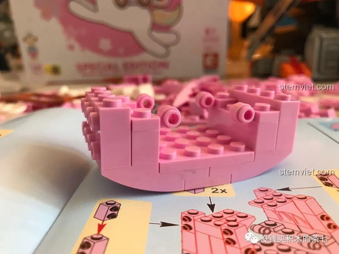 Bước đầu tiên lắp ráp khung xe ngựa trong bộ Wekki 516001 Gấu Teddy Đi Xe Ngựa.