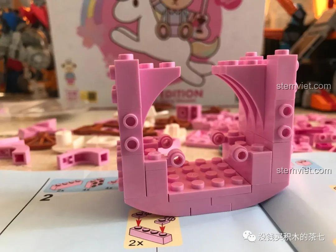 Tiếp tục lắp ráp khung xe ngựa, thể hiện độ khít của các mảnh ghép Wekki 516001.