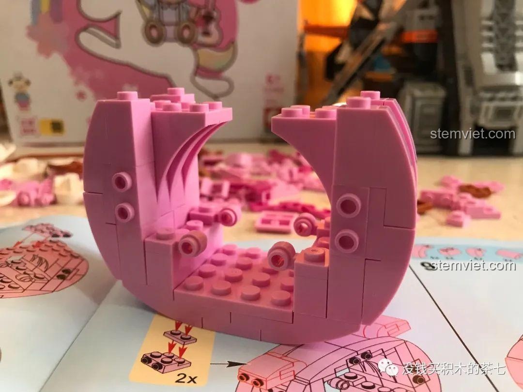 Bước lắp ráp tiếp theo của khung xe ngựa bộ Wekki 516001 Gấu Teddy Đi Xe Ngựa.