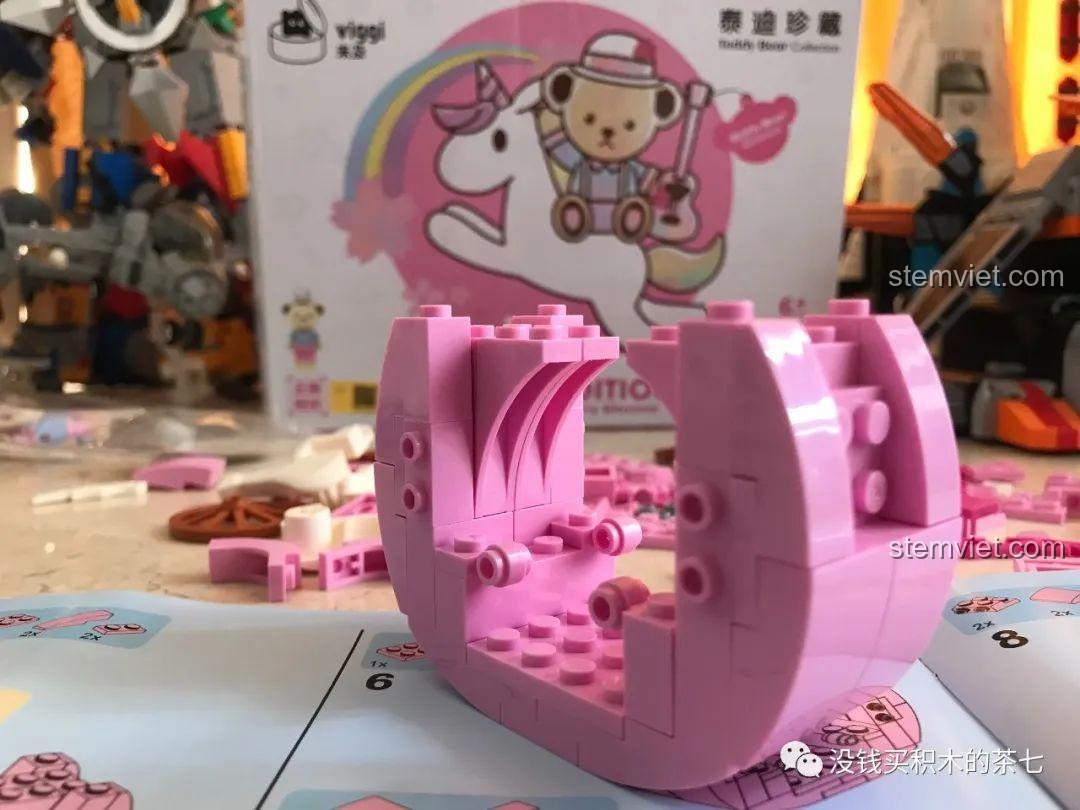 Hoàn thiện phần thân xe ngựa trong bộ Wekki 516001 Gấu Teddy Đi Xe Ngựa.