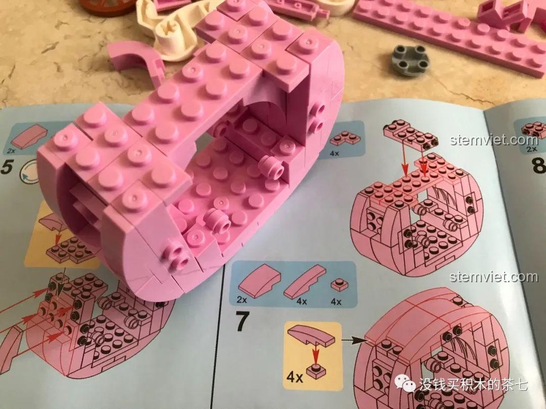 Lắp ráp phần mái vòm của xe ngựa trong bộ Wekki 516001 Gấu Teddy Đi Xe Ngựa.