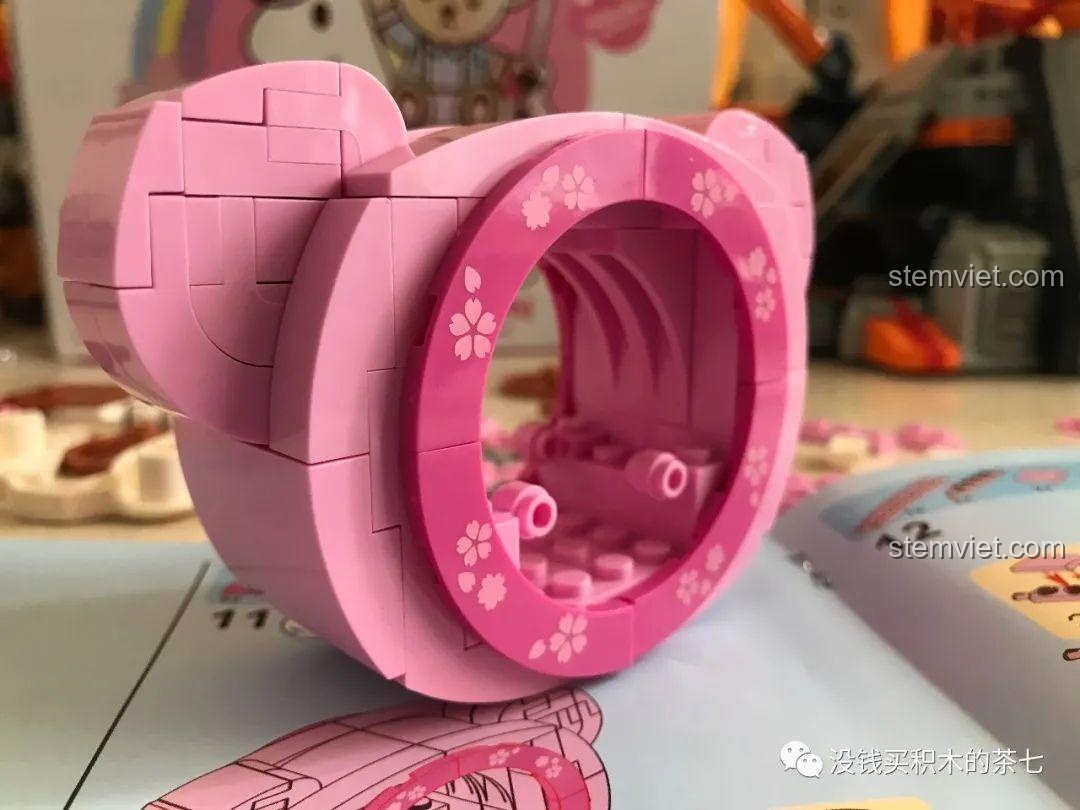 Chiếc xe ngựa hồng của bộ Wekki 516001 Gấu Teddy Đi Xe Ngựa đã gần hoàn thiện.