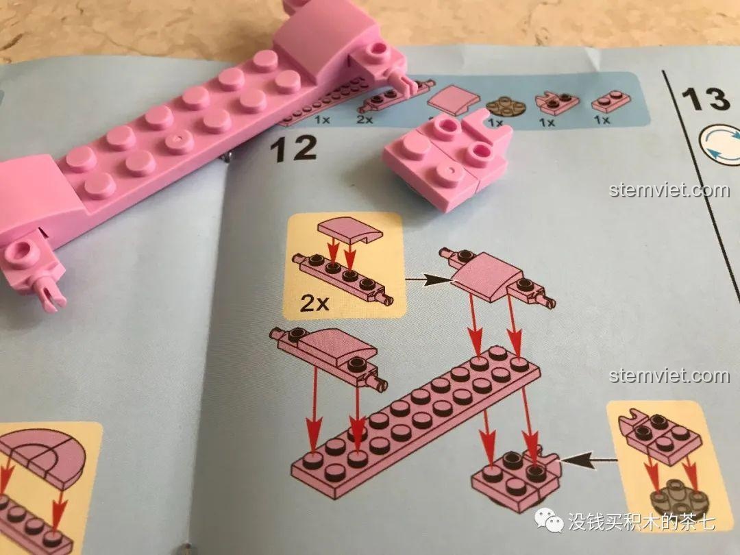 Chú ngựa trắng đã lắp ráp xong trong bộ Wekki 516001 Gấu Teddy Đi Xe Ngựa.