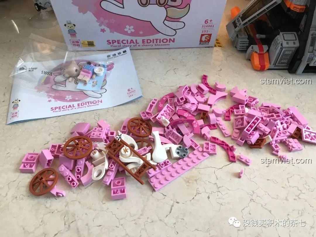 Toàn bộ mảnh ghép của bộ lắp ráp Wekki 516001 Gấu Teddy Đi Xe Ngựa, màu hồng pastel.