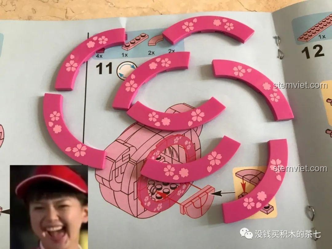 Cận cảnh chi tiết in ấn trên mảnh ghép xe ngựa bộ Wekki 516001 Gấu Teddy Đi Xe Ngựa.