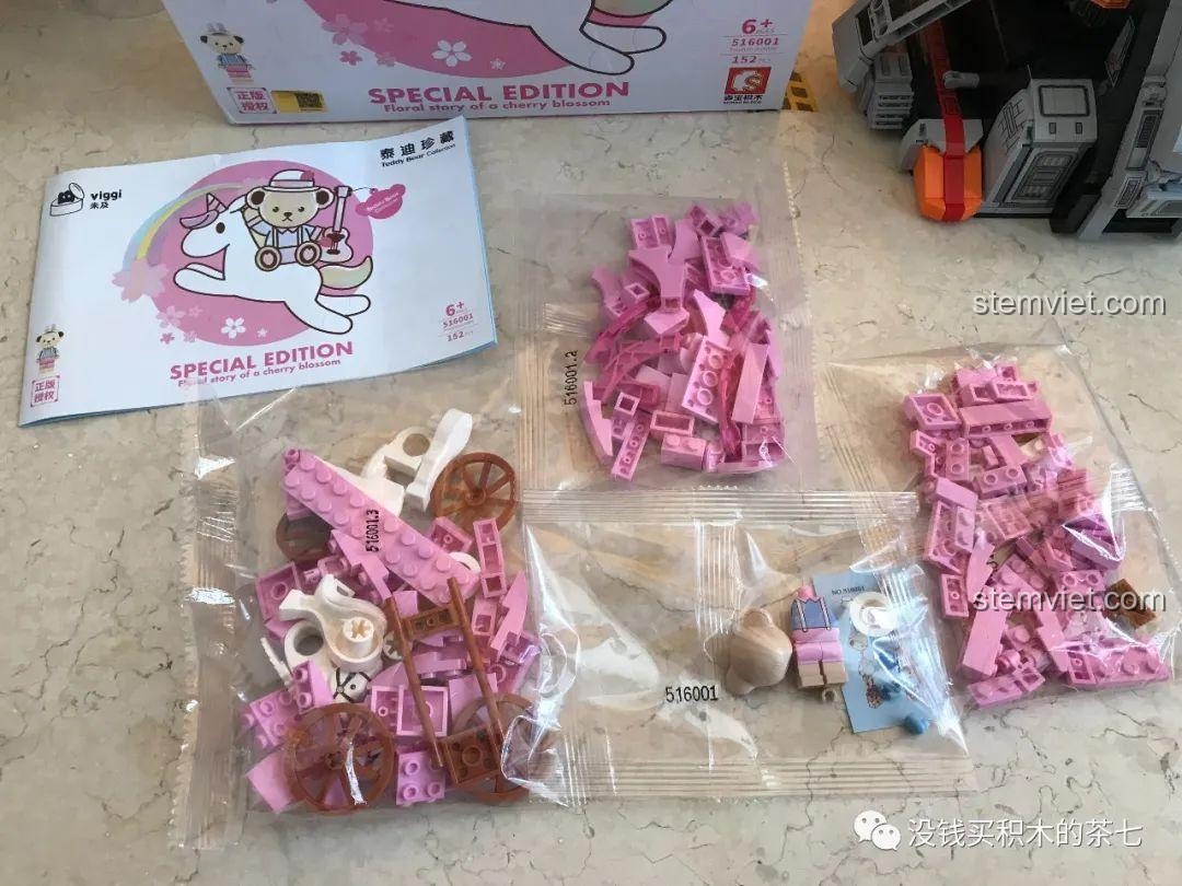 Bên trong hộp bộ lắp ráp Wekki 516001 Gấu Teddy Đi Xe Ngựa, các túi linh kiện và sách hướng dẫn.