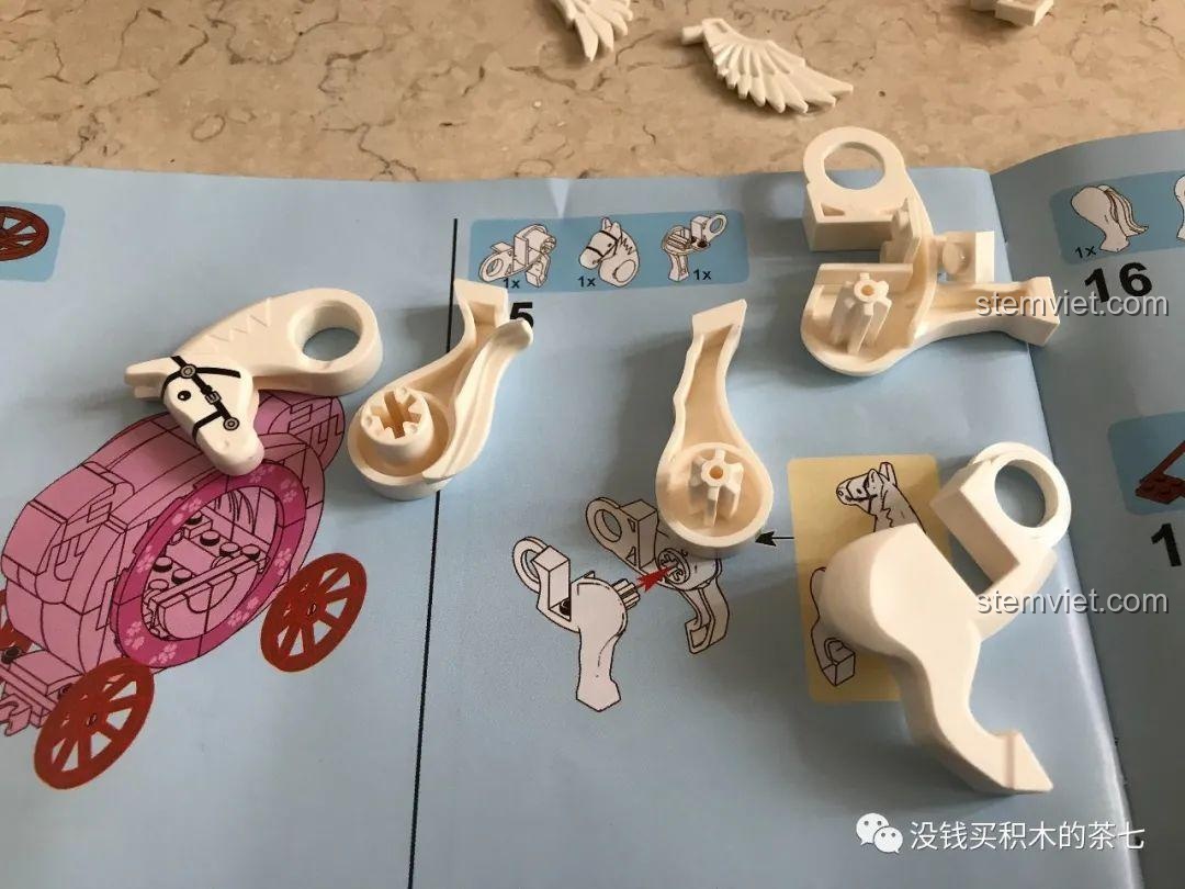 Túi đựng minifigure và sách hướng dẫn riêng của bộ Wekki 516001 Gấu Teddy Đi Xe Ngựa.