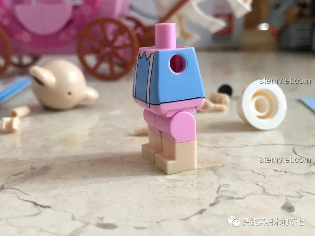 Cận cảnh khuôn mặt gấu Teddy của minifigure trong bộ Wekki 516001 Gấu Teddy Đi Xe Ngựa.