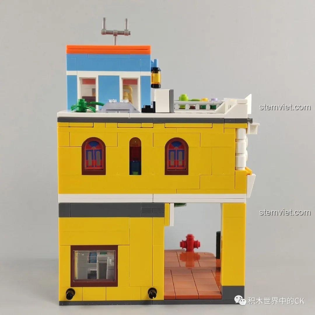 Cận cảnh dãy phố được tạo thành từ hai bộ WOMA C0338 và C0339 Khu Phố Cổ Qilou, với các minifigure và phụ kiện tương tác. Cảnh quan đô thị.