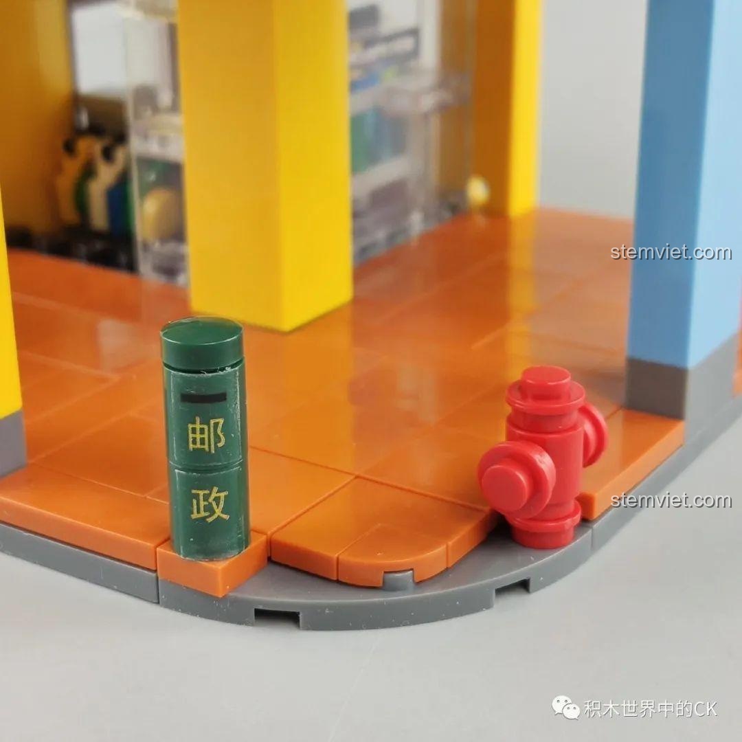 Khung cảnh đường phố nhộn nhịp với các minifigure và phụ kiện từ bộ đôi WOMA C0338 và C0339 Khu Phố Cổ Qilou. Cảnh quan đô thị.