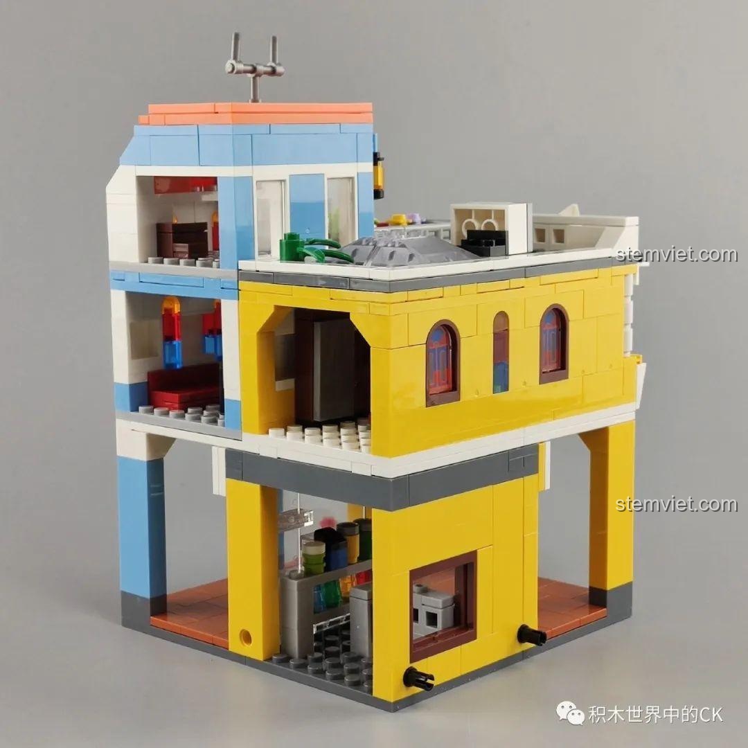 Hai bộ lắp ghép WOMA C0338 và C0339 Khu Phố Cổ Qilou được kết hợp tạo thành một dãy phố dài, với nhiều minifigure và phụ kiện. Mô hình kiến trúc đô thị.