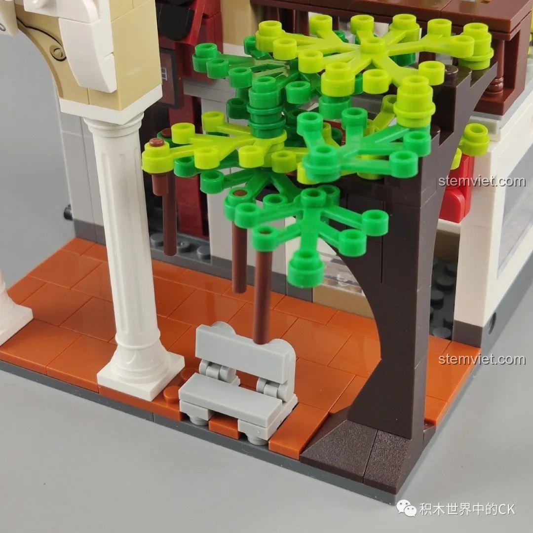 Cận cảnh cửa sổ và ban công của mô hình WOMA C0338 Khu Phố Cổ Qilou, với các chi tiết trang trí tinh xảo. Thiết kế cửa sổ.