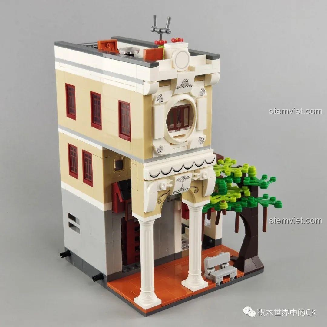 Cận cảnh mặt tiền của mô hình WOMA C0338 Khu Phố Cổ Qilou, với các cột trụ và họa tiết trang trí cổ điển. Chi tiết kiến trúc.