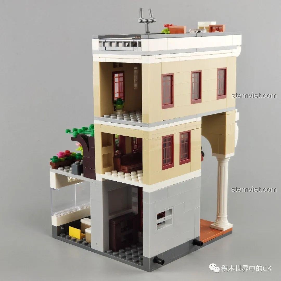 Góc nhìn từ phía sau của mô hình WOMA C0338 Khu Phố Cổ Qilou, hiển thị sự kết nối giữa các tầng và chi tiết cầu thang. Cấu trúc mô hình.