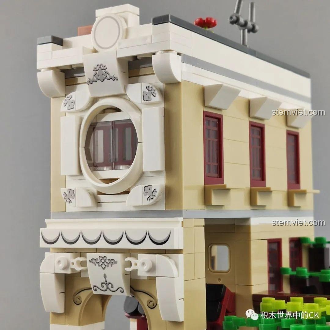 Góc nhìn khác của cửa sổ mô hình WOMA C0338 Khu Phố Cổ Qilou, với khung cửa màu đỏ nổi bật. Chi tiết kiến trúc.