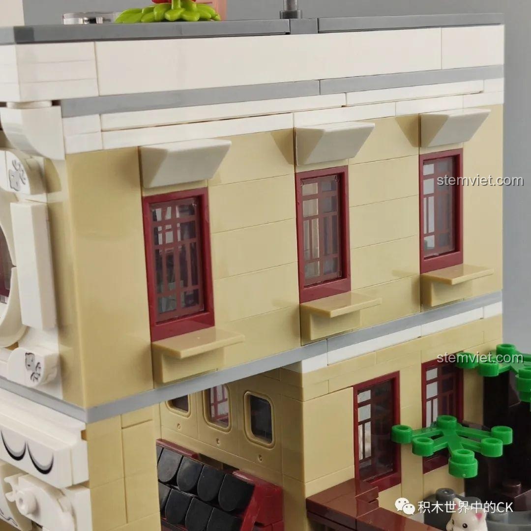 Chi tiết cửa sổ tầng dưới của mô hình WOMA C0338 Khu Phố Cổ Qilou, với thiết kế độc đáo. Cửa sổ kiến trúc.