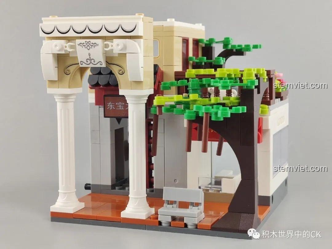 Mô hình WOMA C0338 Khu Phố Cổ Qilou đang trong quá trình lắp ráp, hiển thị các cột trụ và cây xanh. Đồ chơi xây dựng kiến trúc.