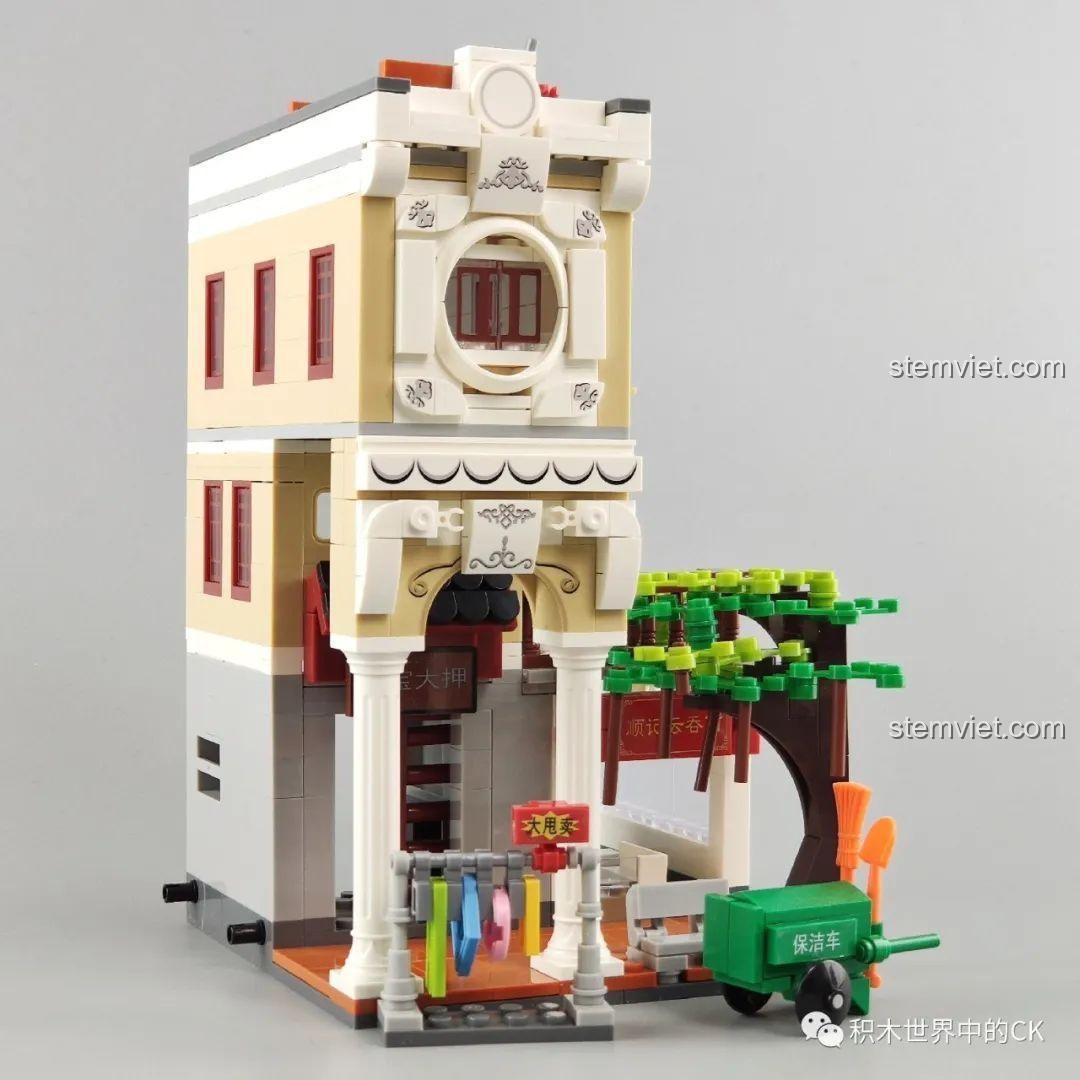 Mô hình WOMA C0338 Khu Phố Cổ Qilou gần hoàn thành, với các chi tiết kiến trúc và phụ kiện đi kèm. Đồ chơi lắp ráp nhà cửa.