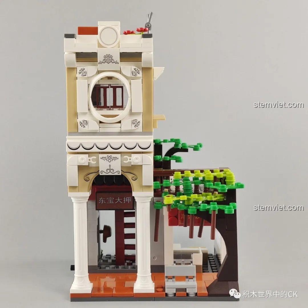 Góc nhìn nghiêng của mô hình WOMA C0338 Khu Phố Cổ Qilou, làm nổi bật các cột trụ và ban công. Thiết kế kiến trúc độc đáo.