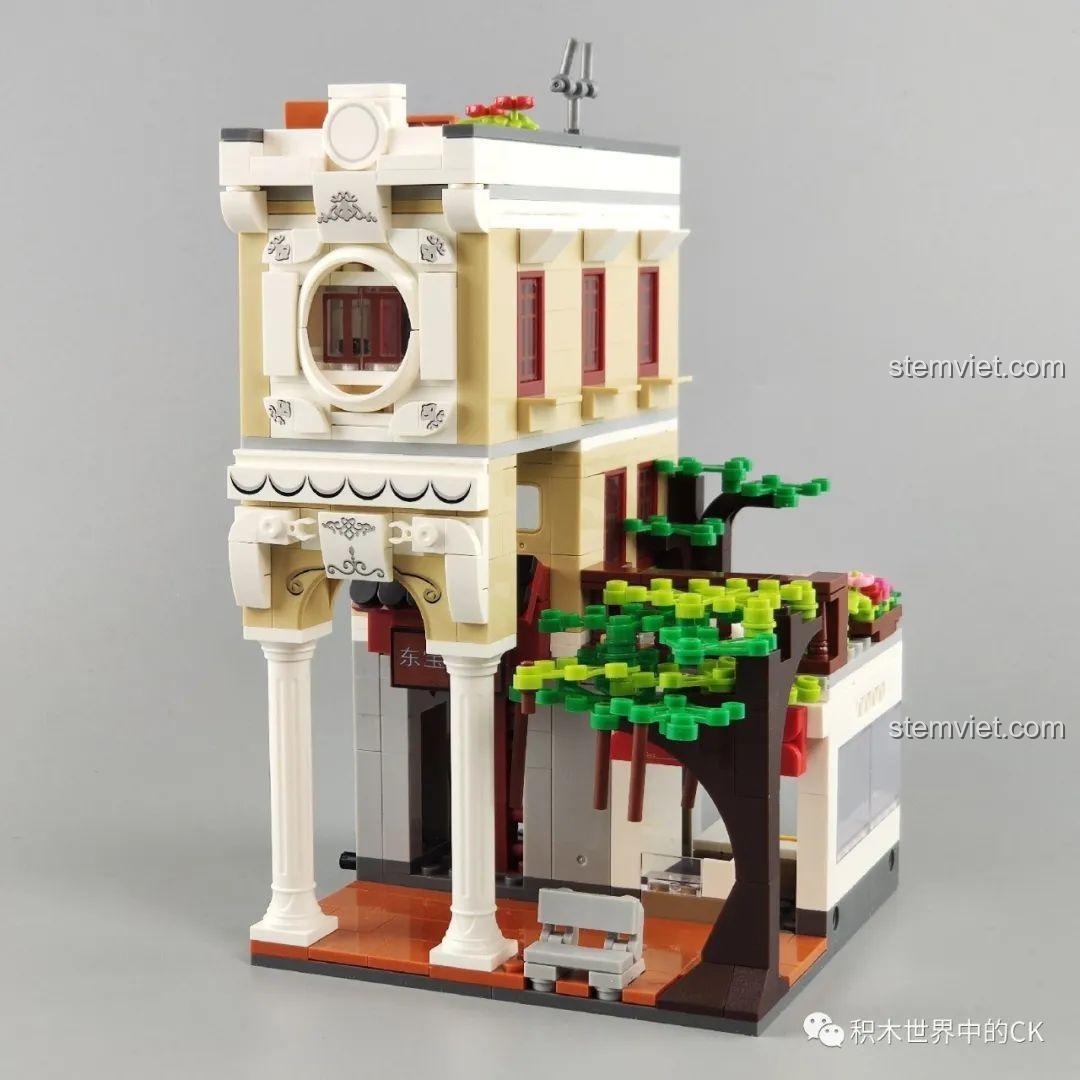 Mô hình hoàn chỉnh của bộ lắp ghép WOMA C0338 Khu Phố Cổ Qilou, hiển thị kiến trúc cổ điển và các chi tiết trang trí. Mô hình kiến trúc.