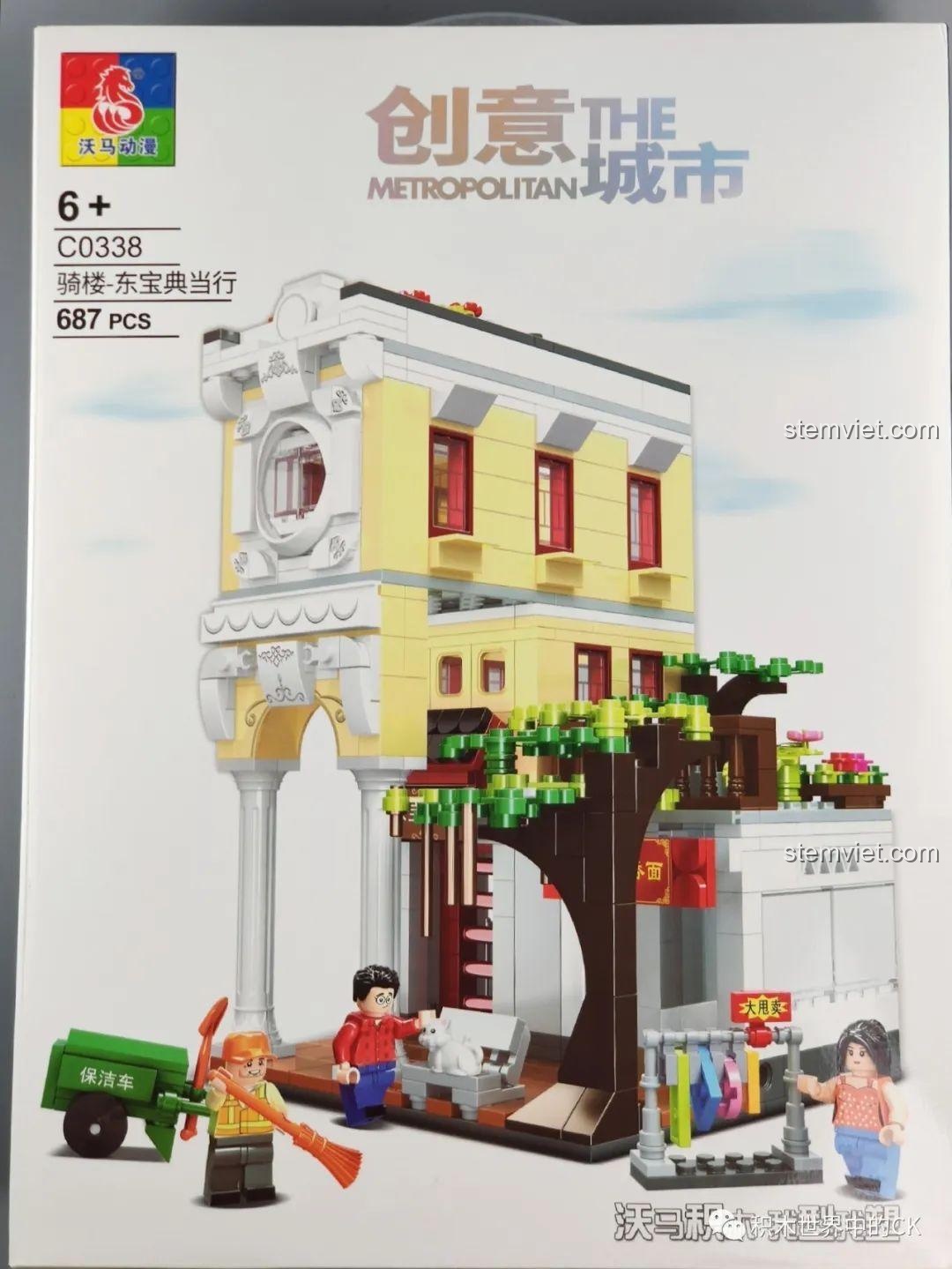 Hộp trước bộ lắp ghép WOMA C0338 Khu Phố Cổ Qilou, hiển thị mô hình nhà phố cổ và các minifigure. Bộ đồ chơi lắp ráp kiến trúc độc đáo.