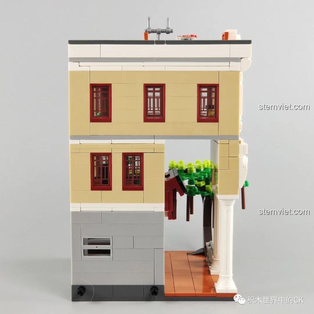 Mặt bên của mô hình WOMA C0338 Khu Phố Cổ Qilou, với các cửa sổ và chi tiết trang trí tinh xảo. Kiến trúc nhà phố.