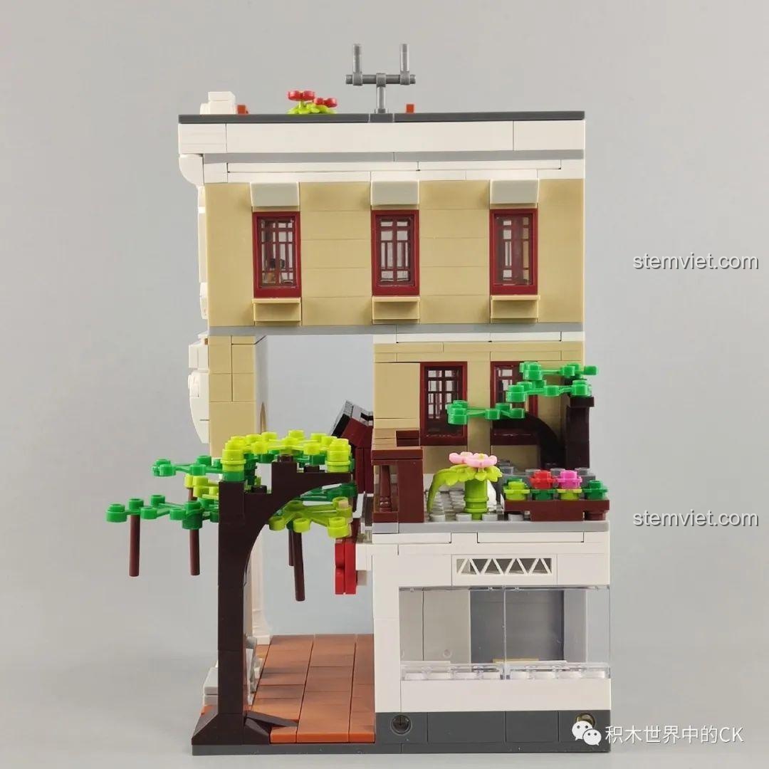 Mặt sau của mô hình WOMA C0338 Khu Phố Cổ Qilou, hiển thị các cửa sổ và cấu trúc tường. Chi tiết xây dựng.