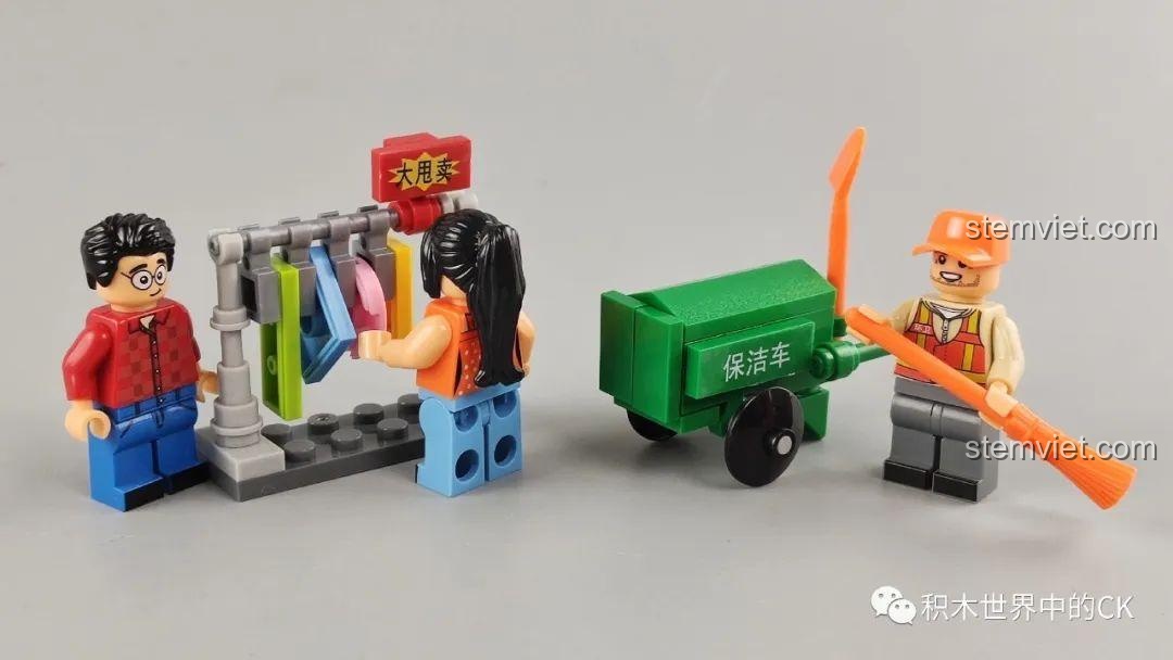 Các minifigure từ bộ WOMA C0338 Khu Phố Cổ Qilou tương tác với xe dọn vệ sinh và kệ quần áo, tạo cảnh sinh hoạt. Đồ chơi nhân vật.