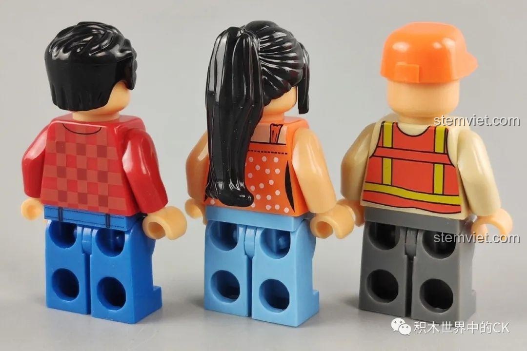 Mặt sau của ba minifigure từ bộ WOMA C0338 Khu Phố Cổ Qilou, hiển thị chi tiết in ấn trên lưng. Chất lượng in ấn.