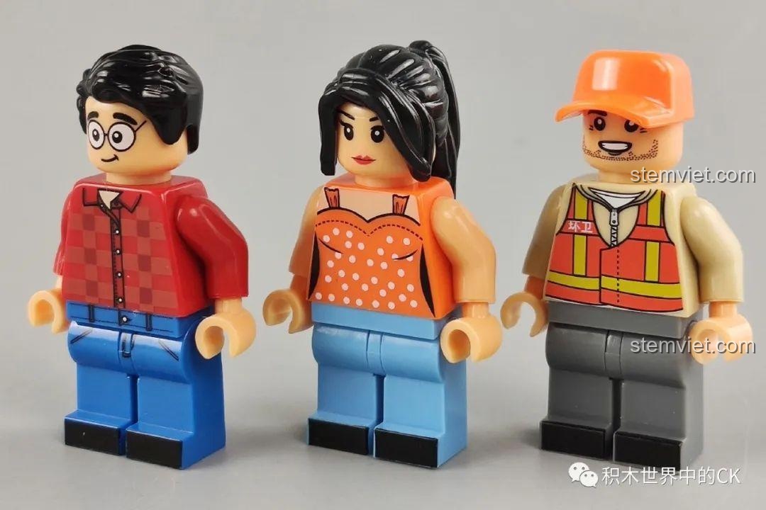 Ba minifigure đi kèm bộ lắp ghép WOMA C0338 Khu Phố Cổ Qilou, với thiết kế chi tiết và màu sắc tươi sáng. Nhân vật đồ chơi.