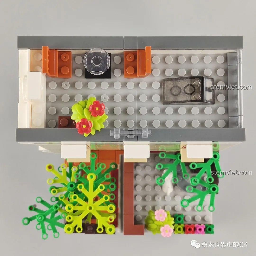 Nội thất tầng dưới của mô hình WOMA C0338 Khu Phố Cổ Qilou, với bàn ghế và các vật dụng trang trí nhỏ. Trang trí nội thất.