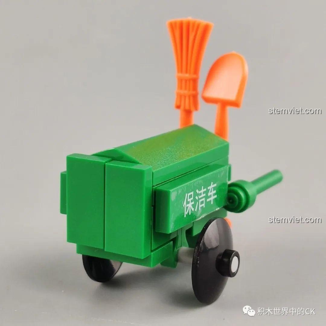 Góc nhìn phía sau của chiếc xe dọn vệ sinh từ bộ WOMA C0338 Khu Phố Cổ Qilou, cho thấy chi tiết thiết kế. Phụ kiện đồ chơi.