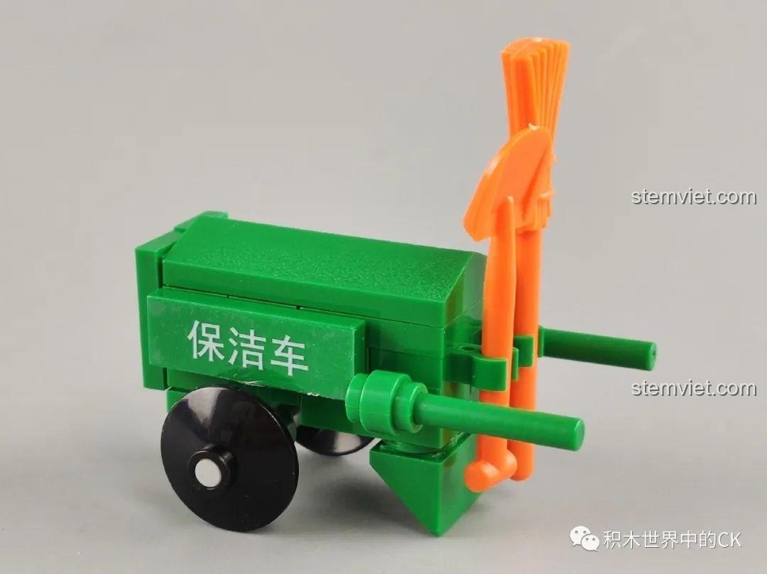 Chiếc xe dọn vệ sinh màu xanh lá cây với chổi và xẻng, phụ kiện của bộ lắp ghép WOMA C0338 Khu Phố Cổ Qilou. Đồ chơi phụ kiện.