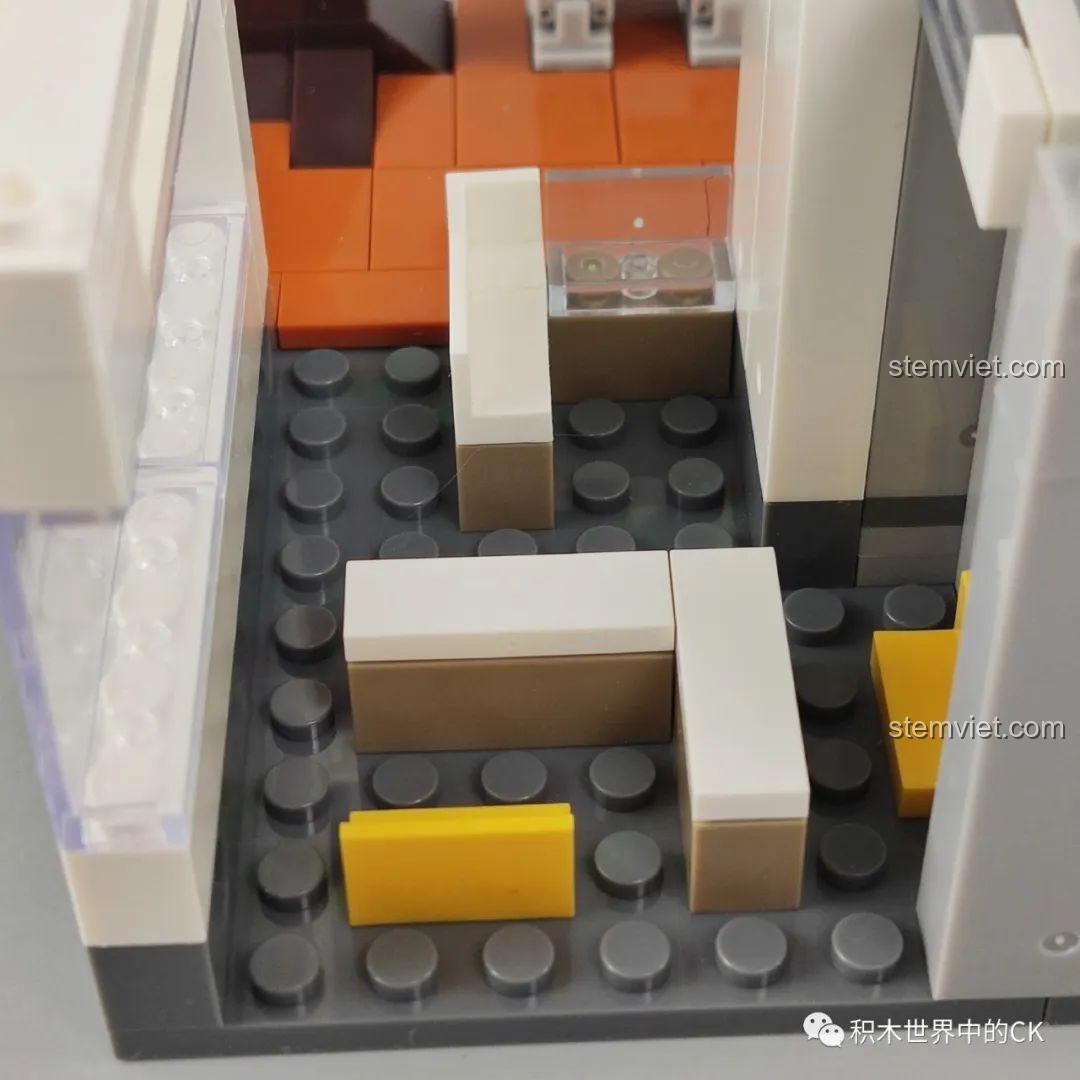 Một bước lắp ráp cụ thể trong sách hướng dẫn của bộ WOMA C0339 Khu Phố Cổ Qilou, với mũi tên chỉ dẫn rõ ràng. Hướng dẫn lắp ráp.