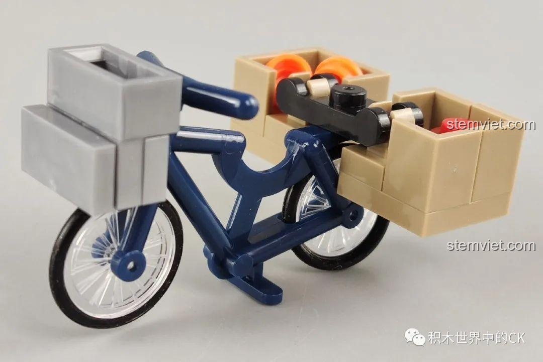 Cận cảnh cửa sổ và ban công của mô hình WOMA C0339 Khu Phố Cổ Qilou, với các chi tiết trang trí tinh xảo. Thiết kế cửa sổ.