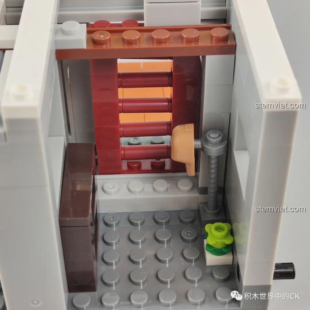 Phần đế của mô hình WOMA C0339 Khu Phố Cổ Qilou đang được xây dựng, kèm theo ba minifigure. Bước đầu tiên của quá trình lắp ráp.