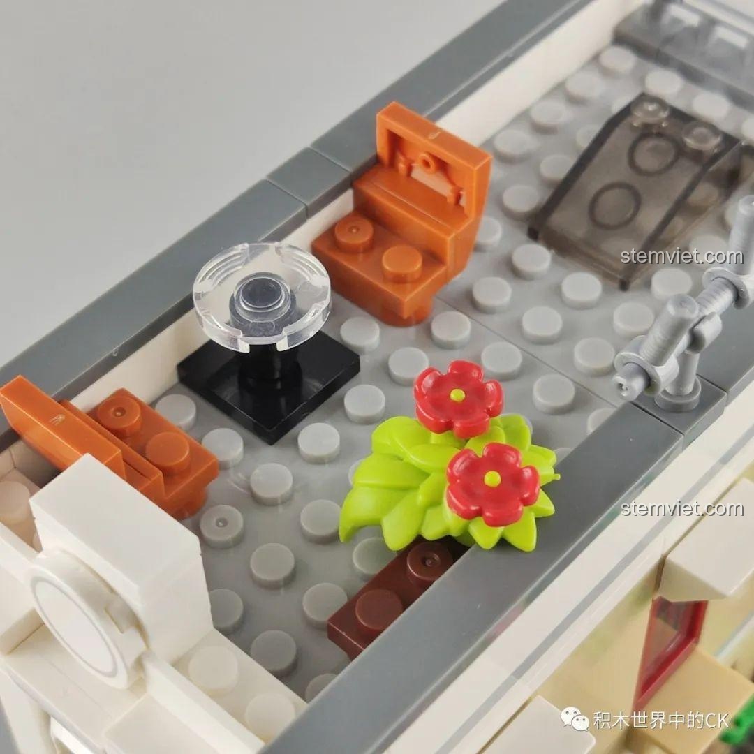 Hộp trước bộ lắp ghép WOMA C0339 Khu Phố Cổ Qilou, hiển thị mô hình cửa hàng tiện lợi và các minifigure. Đồ chơi xây dựng sáng tạo.