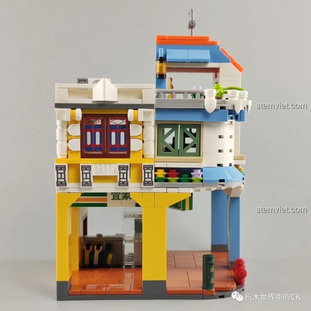 Chi tiết mái nhà của mô hình WOMA C0339 Khu Phố Cổ Qilou, với các vật dụng trên mái và ăng-ten. Thiết kế mái nhà.