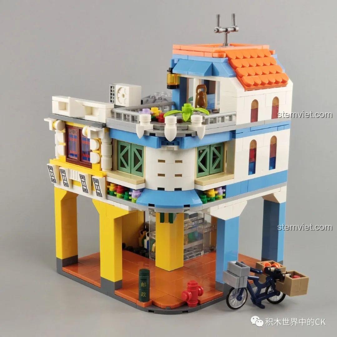 Mặt bên của mô hình WOMA C0339 Khu Phố Cổ Qilou, với các cửa sổ và chi tiết trang trí tinh xảo. Kiến trúc nhà phố.