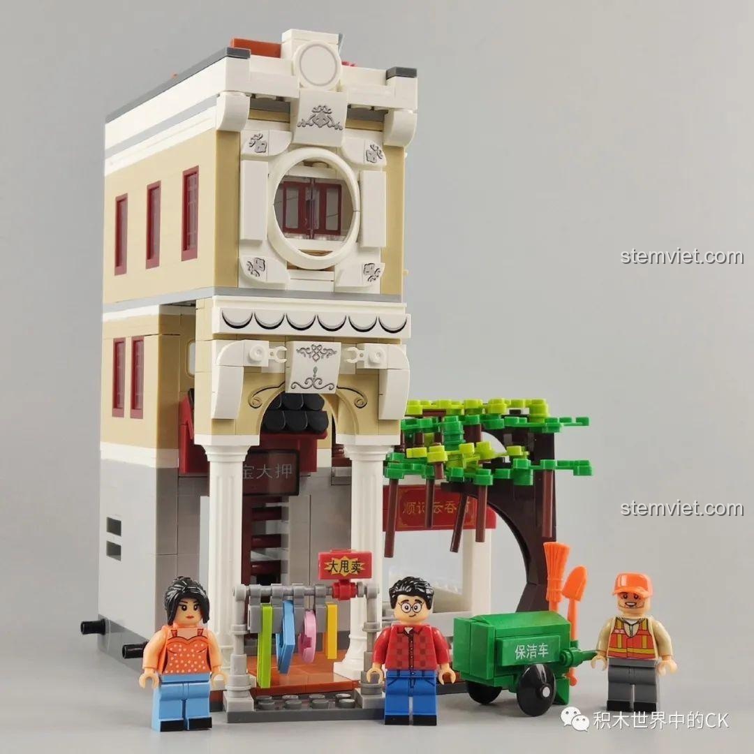 Ba minifigure đi kèm bộ lắp ghép WOMA C0339 Khu Phố Cổ Qilou, với thiết kế chi tiết và màu sắc tươi sáng. Nhân vật đồ chơi.