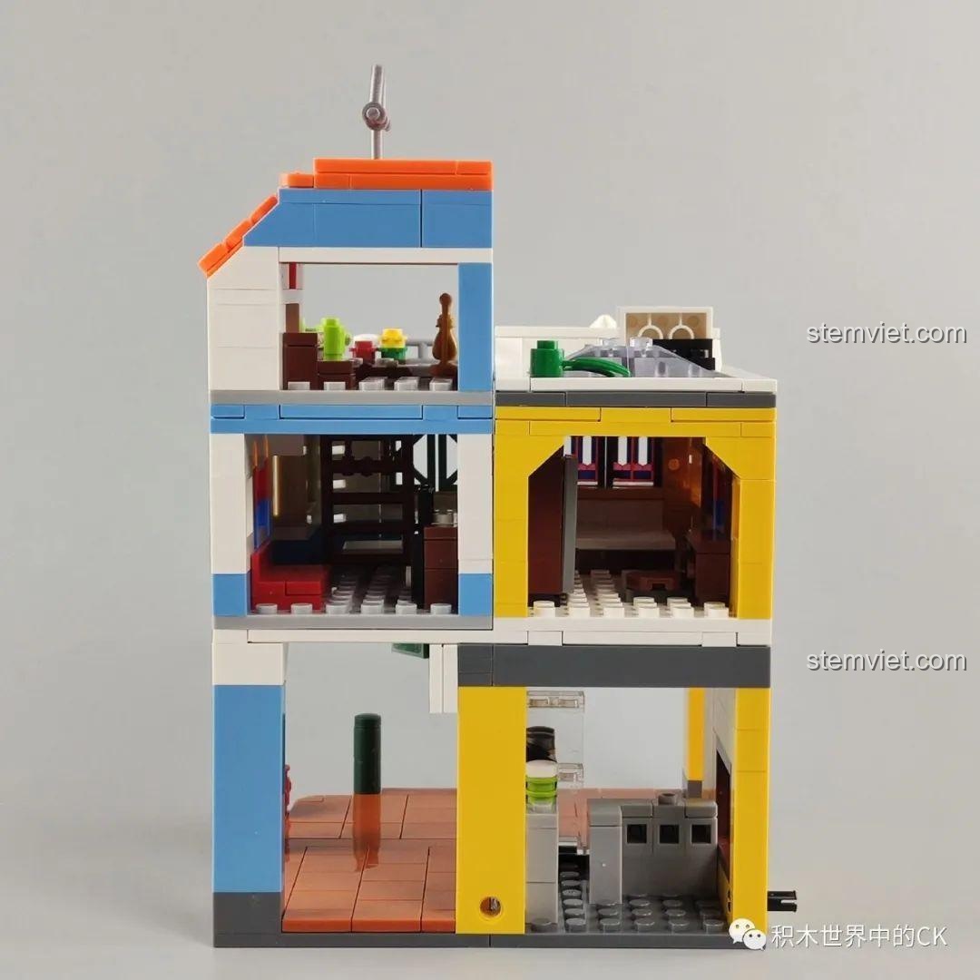 Nội thất tầng dưới của mô hình WOMA C0339 Khu Phố Cổ Qilou, với quầy hàng và các vật dụng nhỏ. Trang trí nội thất.