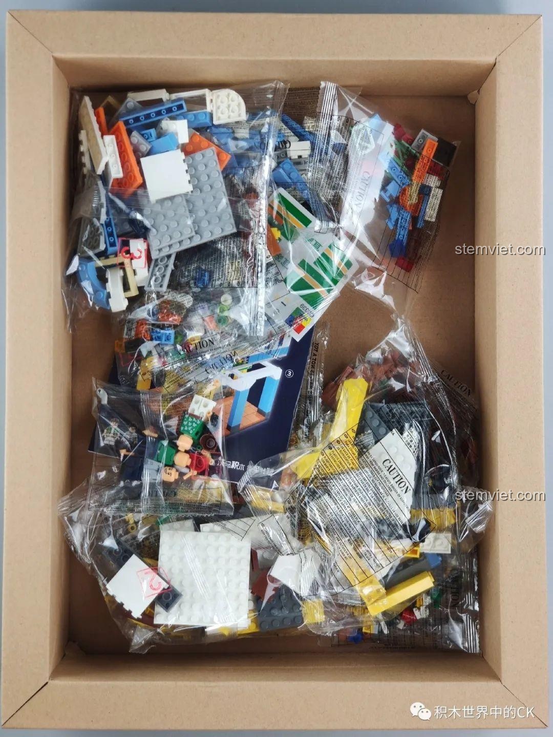 Góc nhìn phía sau của chiếc xe đạp chở hàng từ bộ WOMA C0339 Khu Phố Cổ Qilou, cho thấy chi tiết thiết kế. Phụ kiện đồ chơi.